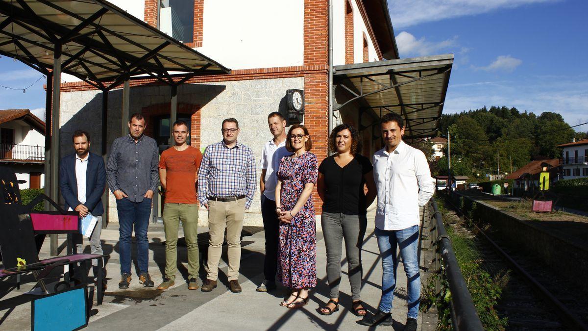 De derecha a izquierda: Gorka Azpiroz, alcalde de Lekunberri; Edurne Noriega, del Consorcio turístico Plazaola; Mary McBride, coordinadora del proyecto Trailgazers, de Donegal County Council; Mikel Huarte, alcalde de Larraun; Carlos Garea, Joint Se