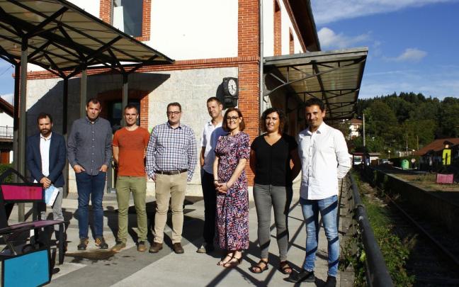 De derecha a izquierda: Gorka Azpiroz, alcalde de Lekunberri; Edurne Noriega, del Consorcio turístico Plazaola; Mary McBride, coordinadora del proyecto Trailgazers, de Donegal County Council; Mikel Huarte, alcalde de Larraun; Carlos Garea, Joint Se De derecha a izquierda: Gorka Azpiroz, alcalde de Lekunberri; Edurne Noriega, del Consorcio turístico Plazaola; Mary McBride, coordinadora del proyecto Trailgazers, de Donegal County Council; Mikel Huarte, alcalde de Larraun; Carlos Garea, Joint Se