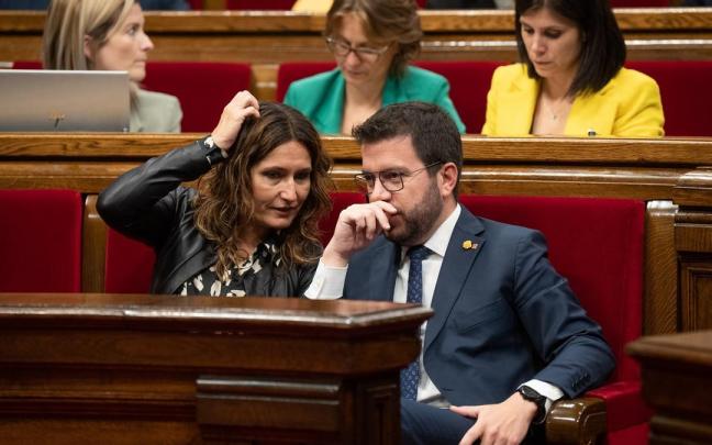 Vilagrà, junto a Aragonès en el Parlament. Vilagrà, junto a Aragonès en el Parlament.