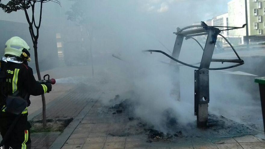 Un bombero apagando el fuego en un contenedor en una imagen de archivo