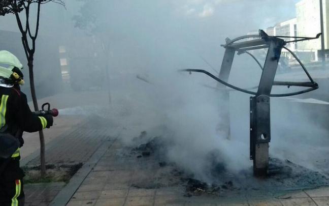 Un bombero apagando el fuego en un contenedor en una imagen de archivo