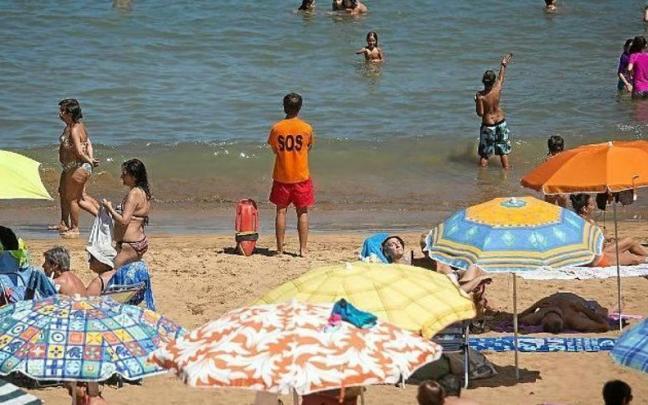Un socorrista vigila una playa durante una jornada de baño. Un socorrista vigila una playa durante una jornada de baño.