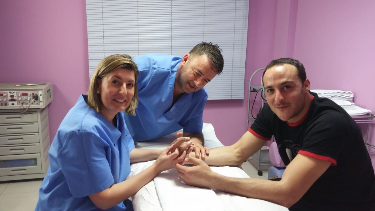 Ana Álvarez y Pedro García, junto al pelotari Juan Martínez de Irujo.