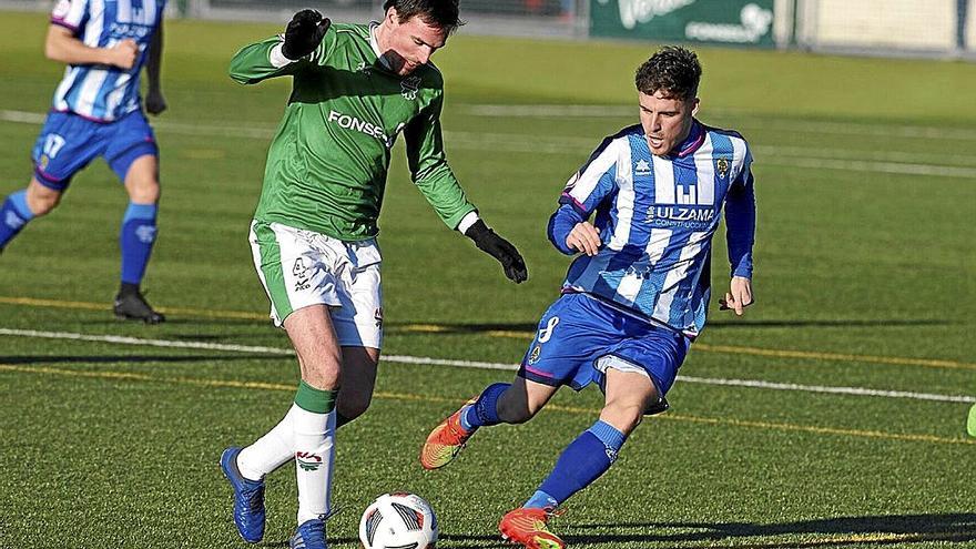 Iker Ezcurra y Mario Pascal, en una jugada por la pelota.