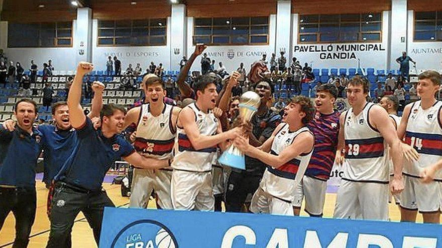 Los jugadores del filial del Baskonia celebran el ascenso a LEB Plata