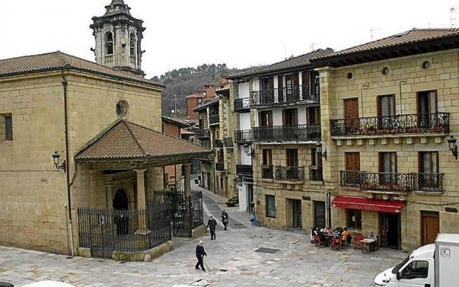 Hainbat herritar Gurutze Santuaren plazan. | ARGAZKIA: A.M.