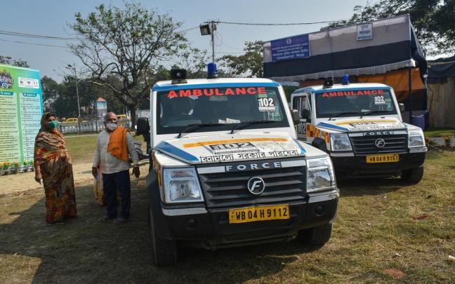 Vehículos de socorro en la India.
