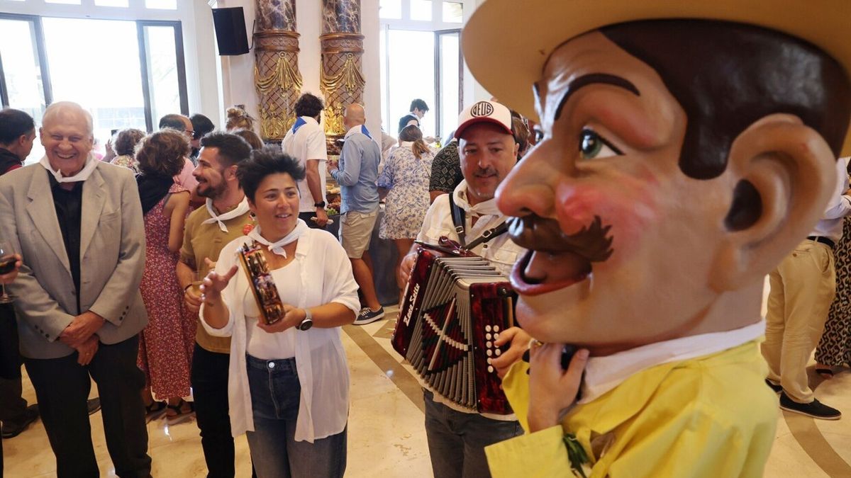 Los cabezudos tambi&eacute;n acudieron a la recepci&oacute;n