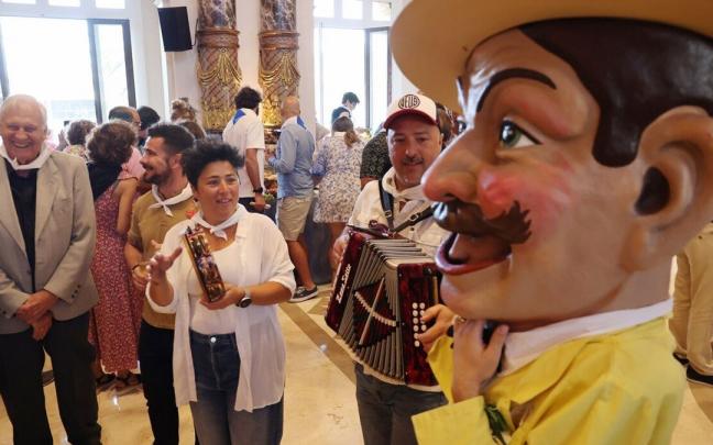 Los cabezudos tambi&eacute;n acudieron a la recepci&oacute;n