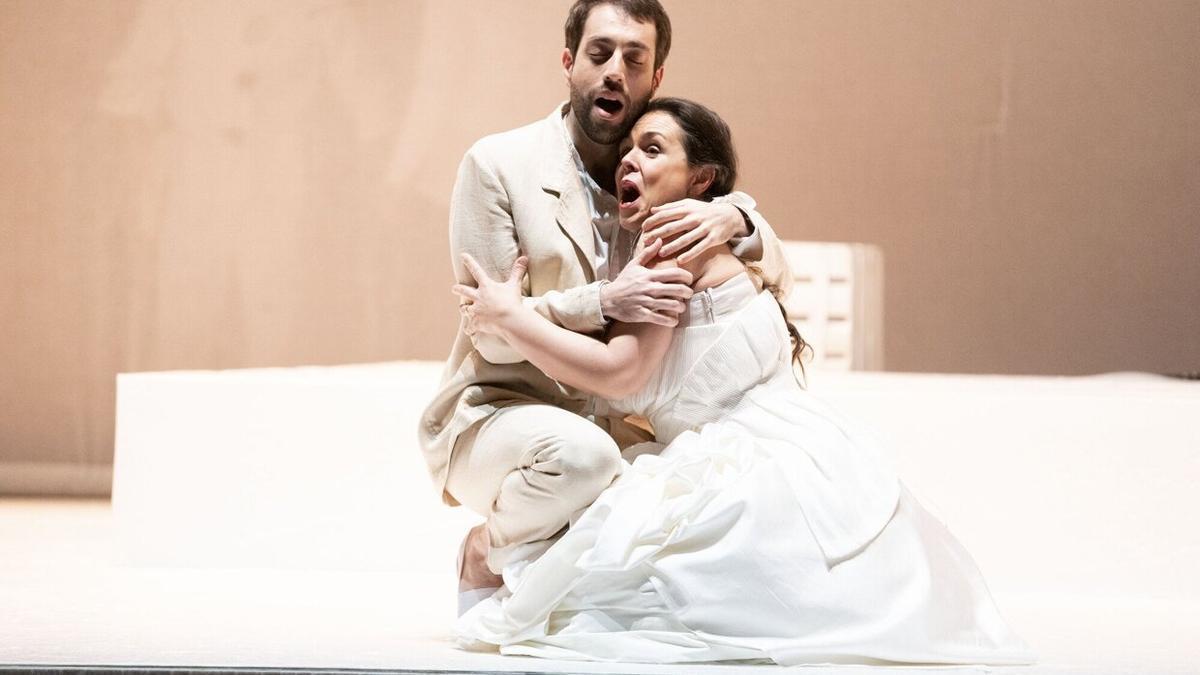 Silvio (Pau Armengol) y Nedda (Ainhoa Garmendia) durante un ensayo de 'Pagliacci'.