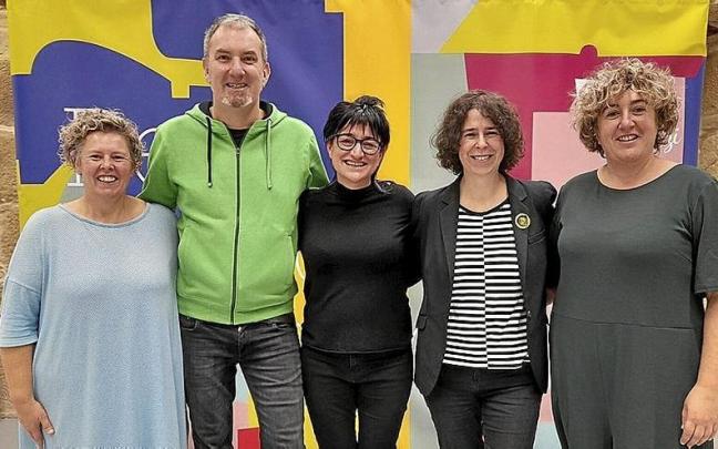 Usurbilgo Udaleko eta Noaua elkarteko ordezkariak, Jon Maia bertsolariarekin. | ARGAZKIA: N.G. Usurbilgo Udaleko eta Noaua elkarteko ordezkariak, Jon Maia bertsolariarekin. | ARGAZKIA: N.G.