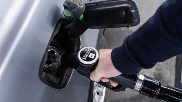 Un conductor reposta di&eacute;sel en una estaci&oacute;n de servicio.