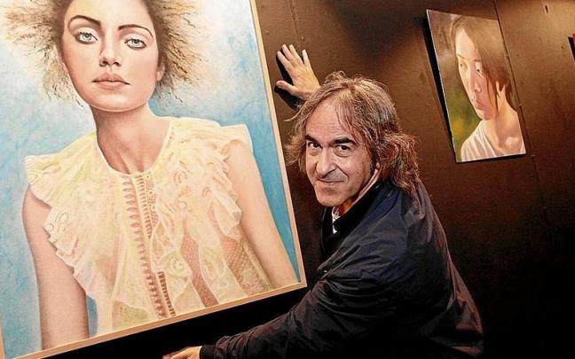 El autor junto a algunas de sus creaciones. | FOTO: PILAR BARCO El autor junto a algunas de sus creaciones. | FOTO: PILAR BARCO