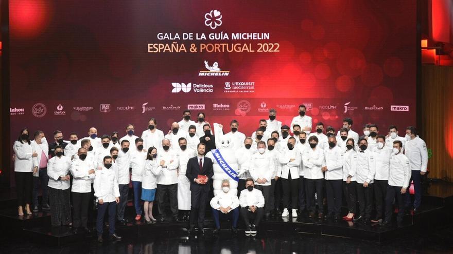 Imagen de familia de los chef premiados en la edición anterior en la gala que se celebró en Valencia.