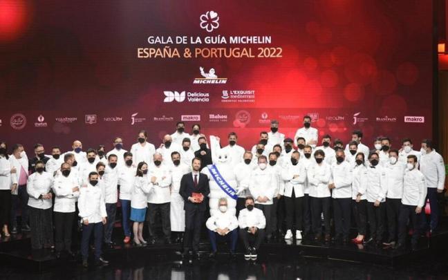 Imagen de familia de los chef premiados en la edición anterior en la gala que se celebró en Valencia. Imagen de familia de los chef premiados en la edición anterior en la gala que se celebró en Valencia.