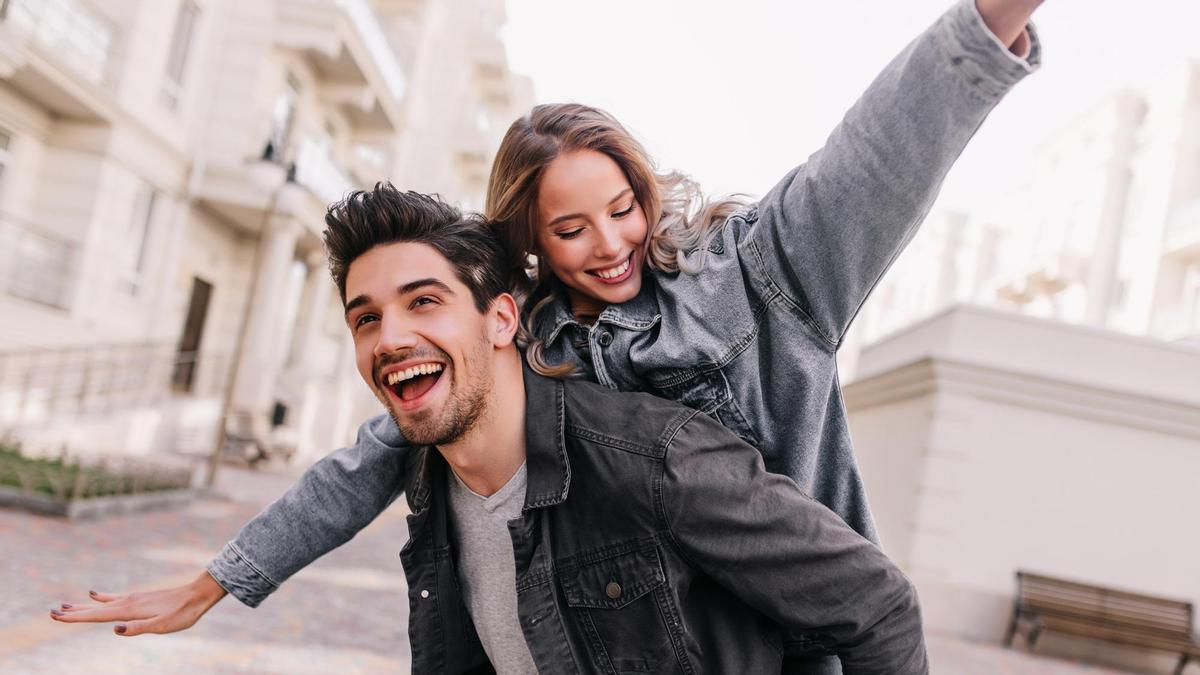 Una pareja de felices enamorados.