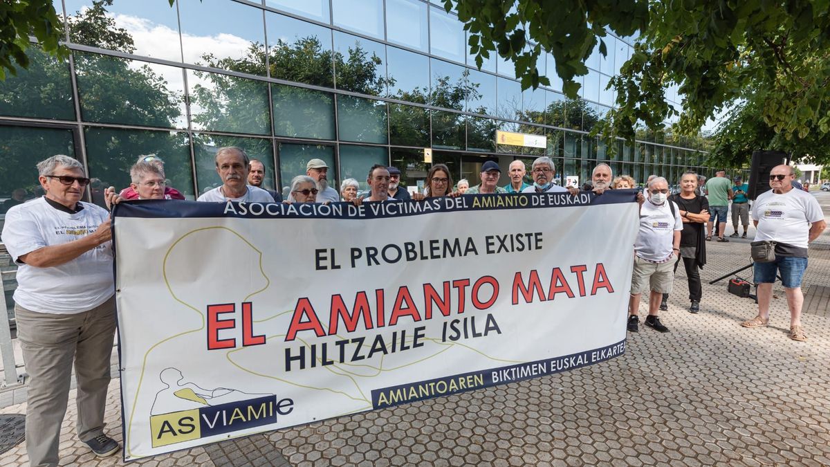 Concentración de Asviamie hoy frente a la sede del INSS de Gipuzkoa en Donostia.