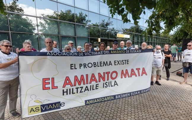 Concentración de Asviamie hoy frente a la sede del INSS de Gipuzkoa en Donostia. Concentración de Asviamie hoy frente a la sede del INSS de Gipuzkoa en Donostia.