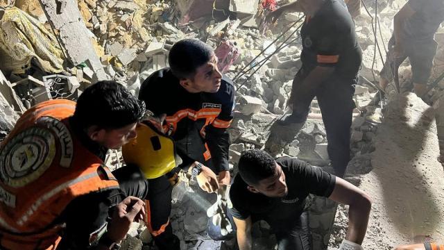 Varias personas buscan personas atrapadas tras un ataque israelí en Rafah Varias personas buscan personas atrapadas tras un ataque israelí en Rafah
