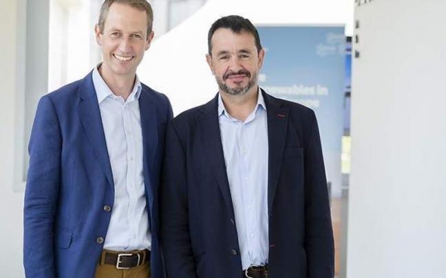 Finlay McCutcheon, director de renovables terrestres de SEE en Europa, con Ángel Hernández del Teso, nuevo director de desarrollo para el sur del continente. Finlay McCutcheon, director de renovables terrestres de SEE en Europa, con Ángel Hernández del Teso, nuevo director de desarrollo para el sur del continente.