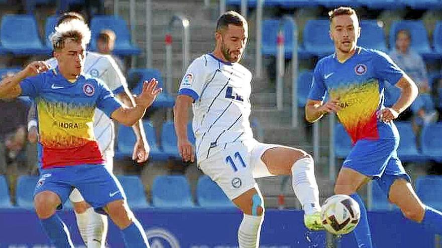 Rioja entrega un pase ante la presión de varios futbolistas del Andorra. | FOTO: LALIGA