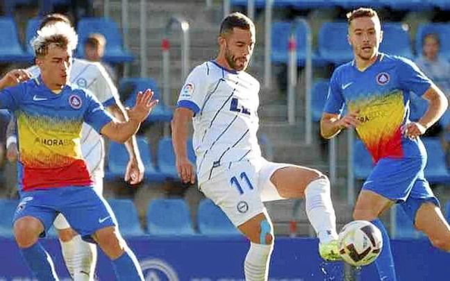 Rioja entrega un pase ante la presión de varios futbolistas del Andorra. | FOTO: LALIGA