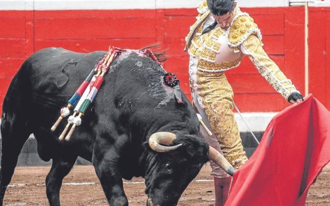 Uno de los muletazos con la izquierda de Talavante que llegaron con fuerza a Vista Alegre.