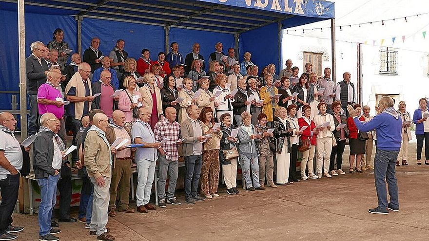 Los grupos de Kantuz de Arbizu, Etxarri Aranatz y Bakaiku se juntaron ayer por primera vez; 70 voces a una en la plaza.