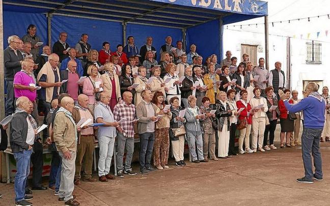 Los grupos de Kantuz de Arbizu, Etxarri Aranatz y Bakaiku se juntaron ayer por primera vez; 70 voces a una en la plaza.