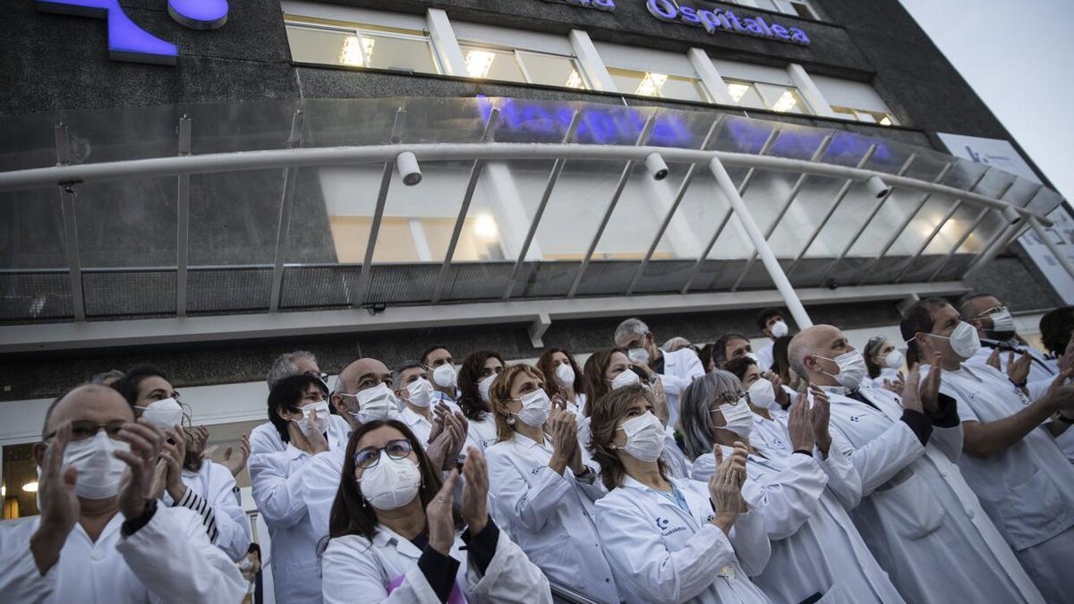 Concentración de los jefes de servicio del Hospital Donostia este lunes