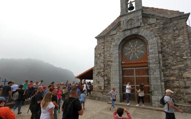 La iglesia y su campana, rodeados de turistas. La iglesia y su campana, rodeados de turistas.