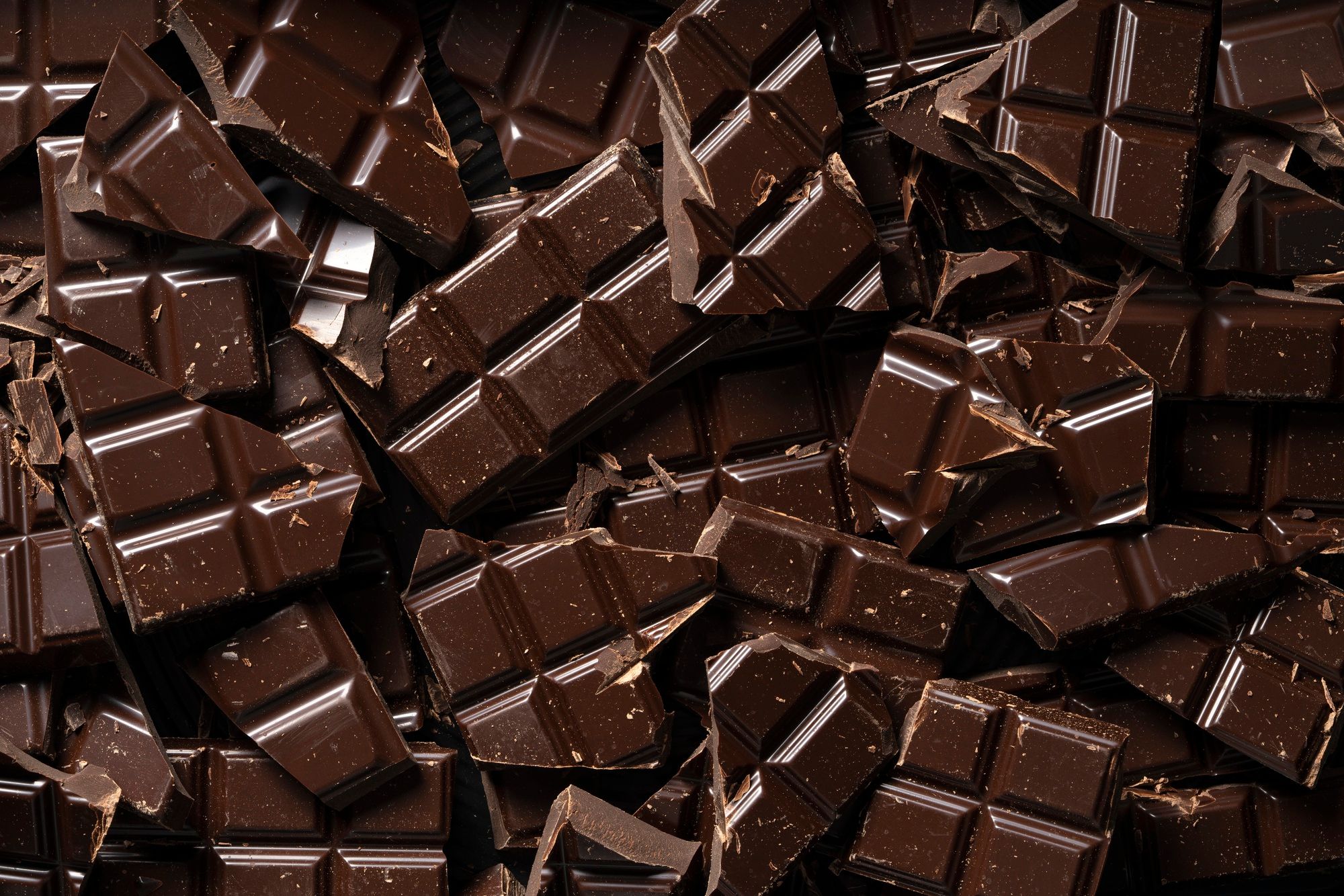 Tabletas de chocolate negro cortadas en trozos.