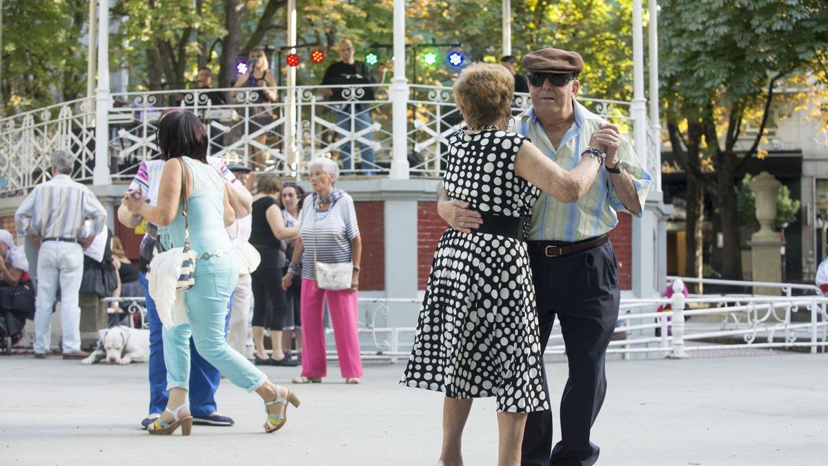 Personas mayores bailando al compás de la música en el Parque de la Florida de Vitoria
