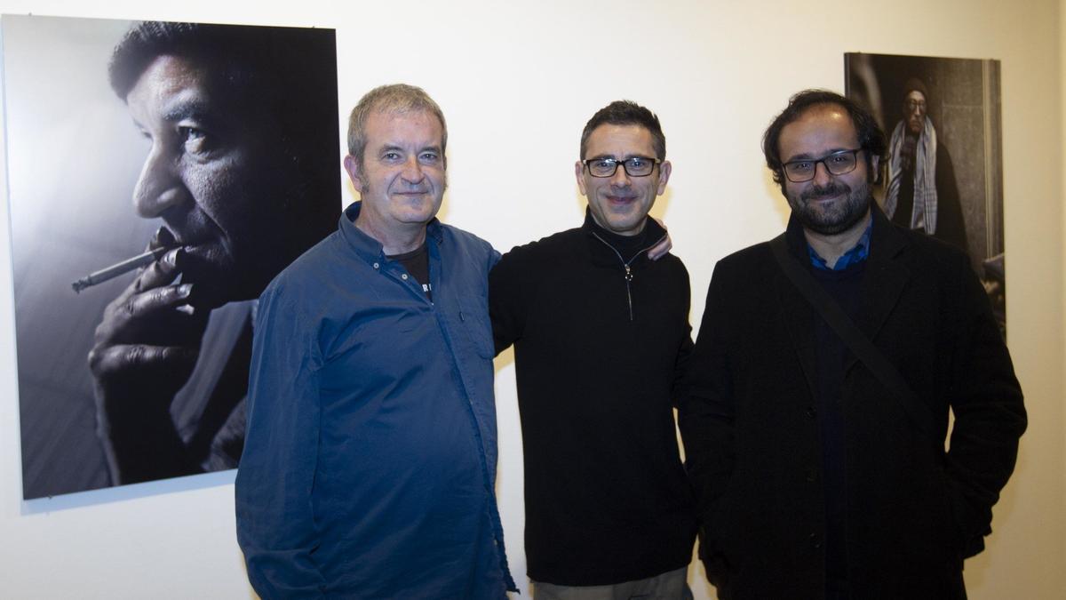 Mendizabal y López de Aberasturi durante la inauguración de la exposición "Invisibilidad revelada"