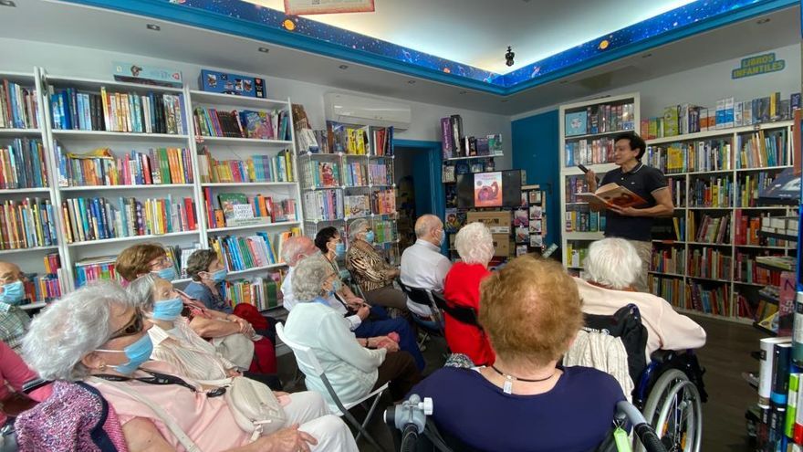 Los mayores de Albertia, en la librería Astrolibros con Carlos, cuando se juntan una vez al mes