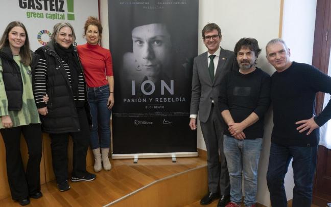 Familiares y responsables del documental, este jueves junto al alcalde Gorka Urtaran