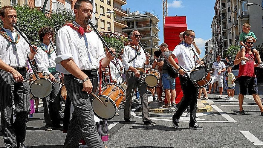 Músicos animan las calles de Burlada con sus txistus y sus tambores. | FOTO: OSKAR MONTERO