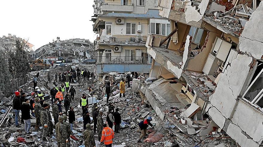 Servicios de emergencias trabajan en los edificios de Kahramanmaras. | FOTO: EFE