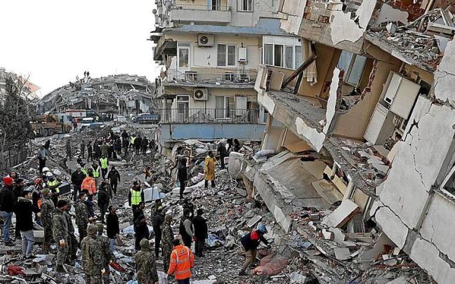 Servicios de emergencias trabajan en los edificios de Kahramanmaras. | FOTO: EFE Servicios de emergencias trabajan en los edificios de Kahramanmaras. | FOTO: EFE