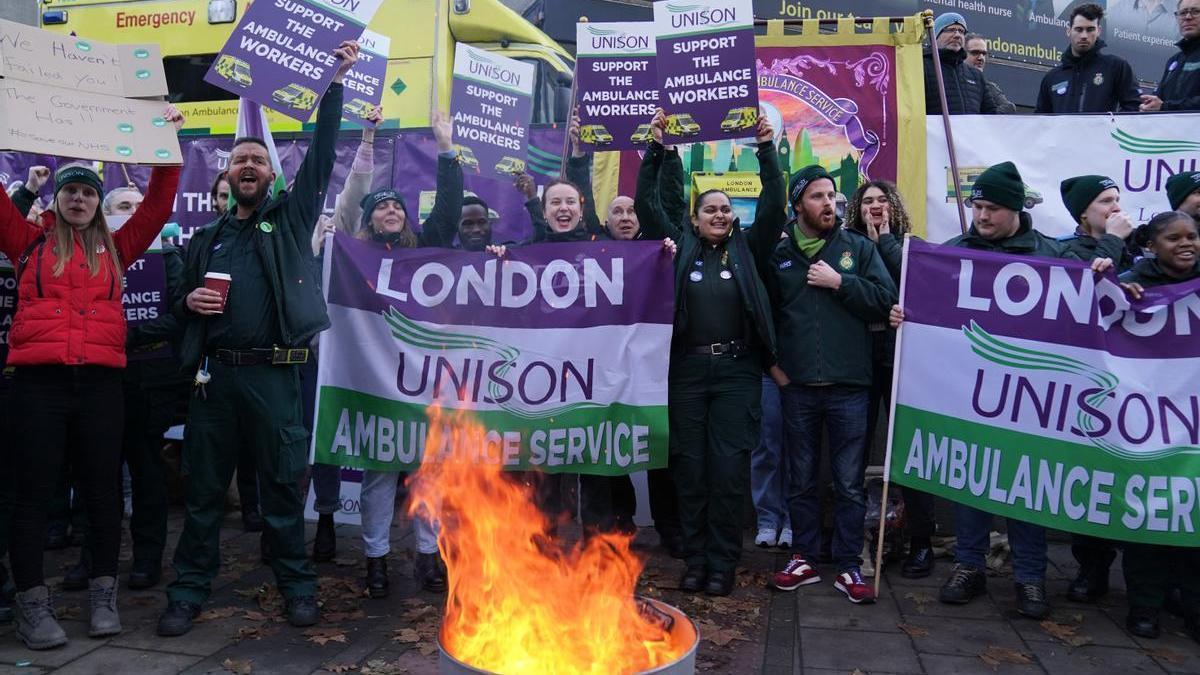 Trabajadores en huelga del servicio de ambulancias de la sanidad pública británica.