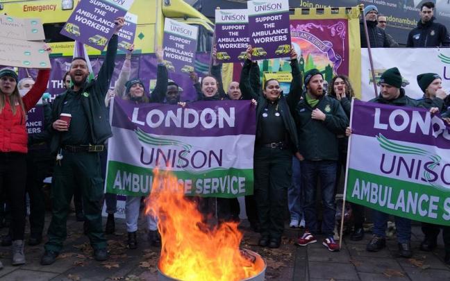 Trabajadores en huelga del servicio de ambulancias de la sanidad p&uacute;blica brit&aacute;nica.