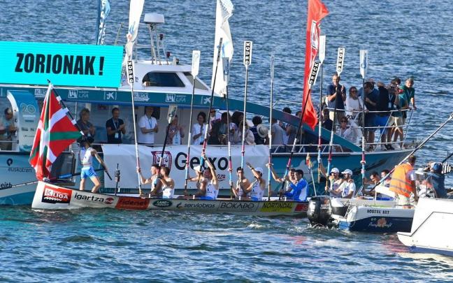 Donostiarra celebra su victoria en Getxo, que le permite colocarse a un punto de Hondarribia en la clasificaci&oacute;n.