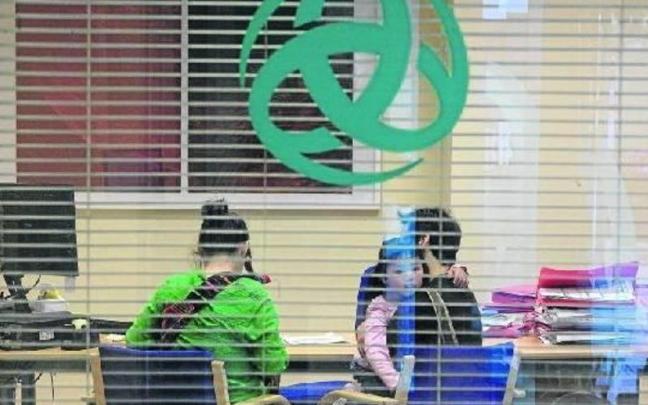 Una familia realiza unas gestiones en la oficina de Triodos Bank.