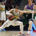 Ludde Hakanson sufre ante la defensa de Alberto D&iacute;az