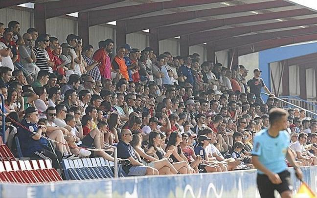 Una de las gradas de Tajonar, repleta de aficionados