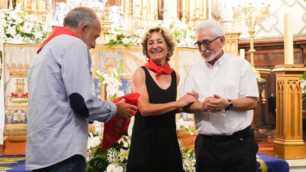 Josemaría Vélez de Mendizábal entregando el pañuelo a Mariajo Otxoa de Eribe y a Jesús Mari Alegría