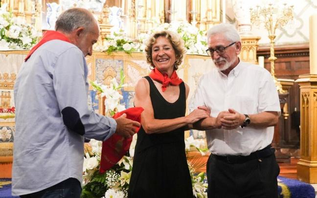 Josemaría Vélez de Mendizábal entregando el pañuelo a Mariajo Otxoa de Eribe y a Jesús Mari Alegría
