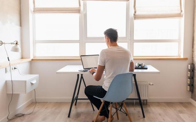 Expertos sugieren que para mejorar la salud es clave sentarse menos.