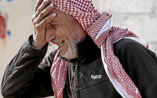 Un padre llora la muerte de su hijo en Idlib. | FOTO: E.P.