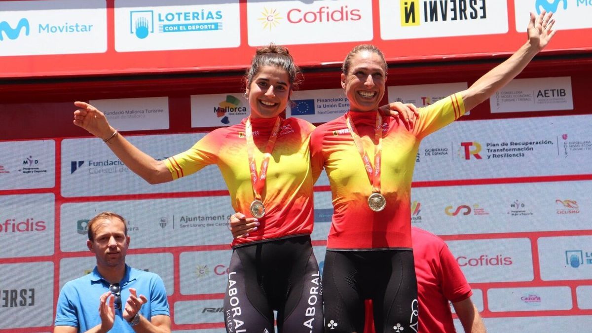 Idoia Eraso (i), ganadora sub-23, junto a Mavi Garc&iacute;a, vencedora absoluta, en el podio de campeonas de Espa&ntilde;a en ruta.